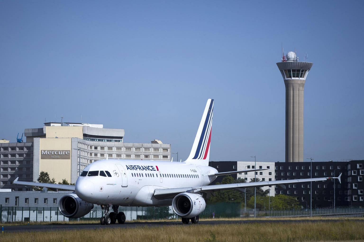 France nixes construction of fourth terminal at Charles de Gaulle Airport
