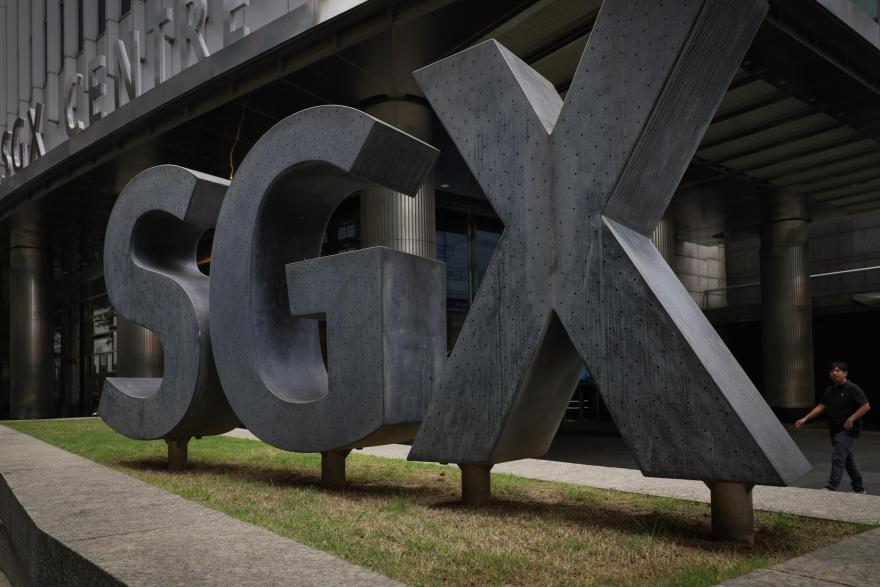 Singapore shares fall on Monday; STI down 0.5%