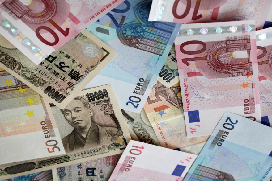Yen falls to lowest since 2008 against euro as BOJ path seen gradual
